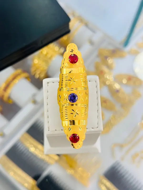 Bague avec 3 pierrea 4.50 g