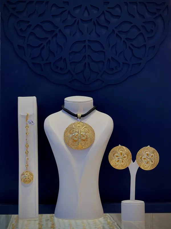 Flower medallion choker set with bracelet and earrings